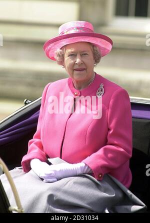 Die Königin, die zur Parade der Pferdgarde zur Zeremonie der Farbtrooping eintrifft, wo sich hochrangige Mitglieder der königlichen Familie zu der jährlichen Veranstaltung versammeln. Die Königin wird bei der historischen Militärparade zum offiziellen Geburtstag des Herrschers grüßen. Stockfoto