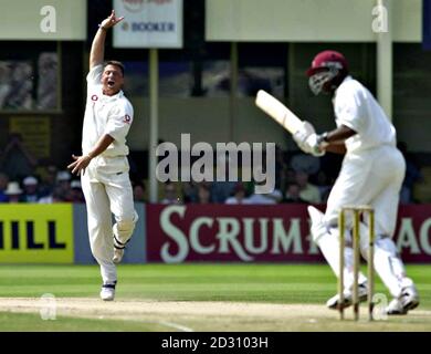 Der englische Darren Gough (R) feiert, wie er die Westindischen Franklyn Rose LBW am dritten Tag des ersten Testmatches in Edgsbaston, Birmingham, einfängt. Stockfoto