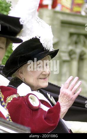 Die Königin Mutter winkt zu den Wellwishern, als sie St. George's Chapel, Windsor Castle, in einem offenen Kutscher nach der Zeremonie des Garterordens verlässt. * 30/3/02: Die Queen Mother ist friedlich in ihrem Schlaf in der Royal Lodge, Windsor, gestorben, teilte Buckingham Palace mit. Stockfoto