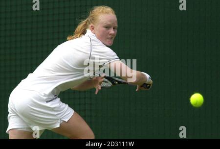 KEINE KOMMERZIELLE NUTZUNG: Die britische Louise Latimer im Einsatz gegen Anke Huber aus Deutschland während der Lawn Tennis Championships in Wimbledon in London. Stockfoto