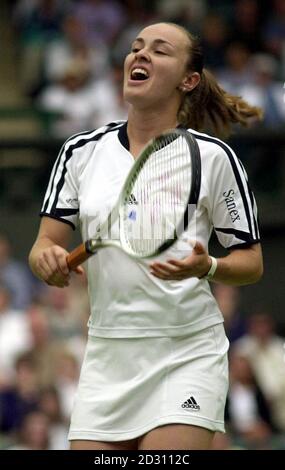 KEINE KOMMERZIELLE NUTZUNG: Die Schweizer Martina Hingis im Einsatz gegen die chinesische Jing-Qian Yi während der Lawn Tennis Championships 2000 in Wimbledon in London. Stockfoto