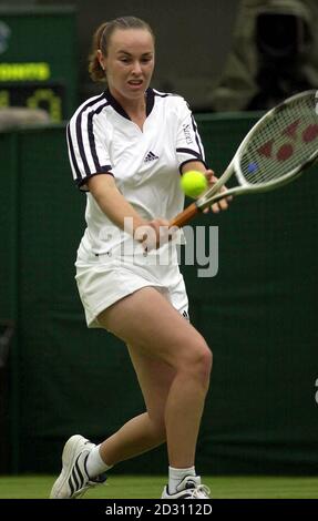 KEINE KOMMERZIELLE NUTZUNG: Die Schweizer Martina Hingis im Einsatz gegen die chinesische Jing-Qian Yi während der Lawn Tennis Championships 2000 in Wimbledon in London. Stockfoto