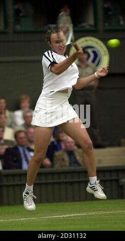 KEINE KOMMERZIELLE NUTZUNG: Die Schweizer Martina Hingis im Einsatz gegen die chinesische Jing-Qian Yi während der Lawn Tennis Championships 2000 in Wimbledon in London. Stockfoto