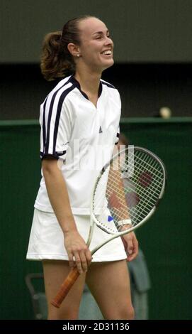 KEINE KOMMERZIELLE NUTZUNG: Die Schweizer Martina Hingis lächelt während ihres Spiels gegen die chinesische Jing-Qian Yi in Wimbledon in London. Hingis besiegte Yi 6/4 mit 6/1. Stockfoto