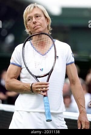 Die ehemalige Wimbledon-Meisterin Martina Navratilova wärmt sich auf dem Platz auf 18 vor ihrem Doppelspiel mit Mariaan de Swardt AT Wimbledon Stockfoto