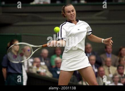 Die Schweizer Martina Hingis im Kampf gegen die chinesische Jing-Qian Yi während der Rasen-Tennis-Meisterschaften 2000 in Wimbledon in London. Stockfoto