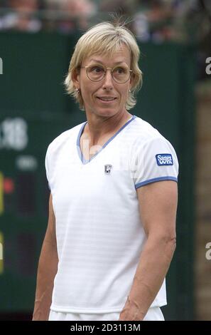 KEINE KOMMERZIELLE NUTZUNG: Die ehemalige Wimbledon-Meisterin Martina Navratilova auf dem Platz 18 vor ihrem Doppelspiel mit Mariaan de Swardt in Wimbledon. Stockfoto