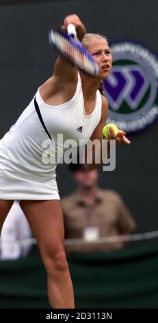 KEINE KOMMERZIELLE NUTZUNG: Die Russin Anna Kournikova im Kampf gegen Anne-Gaelle Sidot aus Frankreich während der Lawn Tennis Championships in Wimbledon Stockfoto