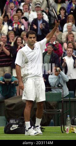 KEINE KOMMERZIELLE NUTZUNG: Amerikas Pete Sampras feiert 7/6 3/6 6/3 6/4 seinen Sieg über Karol Kucera aus der Slowakei während der Lawn Tennis Championships in Wimbledon. Stockfoto