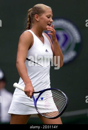 KEINE KOMMERZIELLE NUTZUNG: Die Russin Anna Kournikova wirkt niedergeschlagen, nachdem sie ihr Tennisspiel gegen Anne-Gaelle Sidot in Wimbledon verloren hat. Sidot besiegte Kournikova 6/3 mit 6/4. Stockfoto