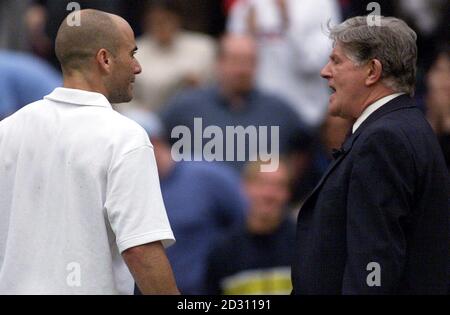 KEINE KOMMERZIELLE NUTZUNG: Andre Agassi (links) von Amerika diskutiert mit Turnierreferent Alan Mills die Spielbedingungen des Center Court. Agassi war während der Lawn Tennis Championships in Wimbledon gegen den amerikanischen Kollegen Todd Martin im Einsatz. Stockfoto