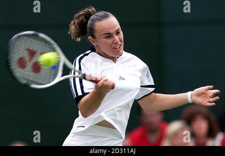 KEINE KOMMERZIELLE NUTZUNG: Martina Hingis von der Schweiz im Einsatz gegen Silvija Talaja von Kroatien während der Lawn Tennis Championships 2000 in Wimbledon in London. Hingis besiegte Talaja 6/2 6/2. Stockfoto