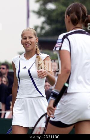 KEINE KOMMERZIELLE NUTZUNG: Die Russin Anna Kournikova während ihres Doppel-Matches mit Natasha Zevera bei den Lawn Tennis Championships 2000 in Wimbledon. Kournakova & Zevera spielten gegen Kveta Hrdlickova & Barbara Rittner. Stockfoto