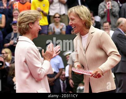 KEINE KOMMERZIELLE NUTZUNG: Die ehemalige Wimbledon-Meisterin Martina Navratilova (rechts) erhält ihre Waterford-Kristallplatte von HRH der Herzogin von Gloucester während der Champions Parade in Wimbledon. Stockfoto