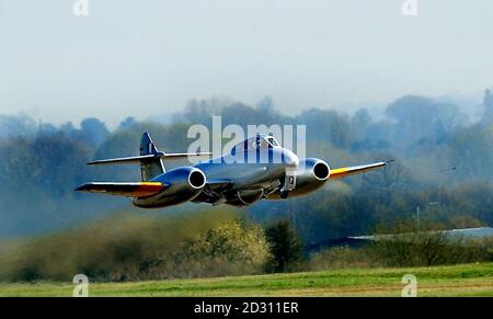 Gloster Meteor T7 des Classic Aircraft Trust während eines Fluges am Coventry Airport. Die Meteor ist Großbritanniens ältestes flugfähiges Düsenflugzeug, das 1949 gebaut wurde, und das einzige fliegende Meteor in Großbritannien. Stockfoto