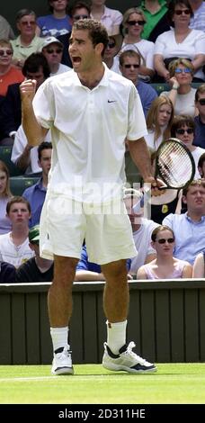 KEINE KOMMERZIELLE NUTZUNG : Amerikas Pete Sampras feiert den Gewinn des ersten Satzes 6/3, während seines Tennisspiels gegen Schwedens Jonas Bjorkman in Wimbledon. Stockfoto