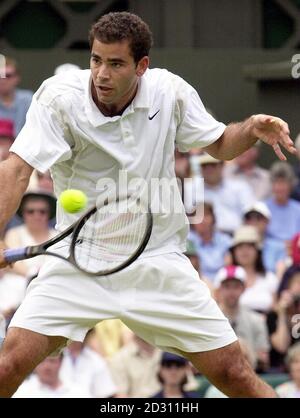 KEINE KOMMERZIELLE NUTZUNG : Amerikas Pete Sampras feiert den Gewinn des ersten Satzes 6/3, während seines Tennisspiels gegen Schwedens Jonas Bjorkman in Wimbledon. Stockfoto