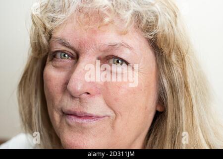 Kaukasische Frau mittleren Alters mit grünen Augen Stockfoto