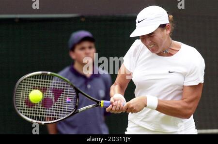 KEINE KOMMERZIELLE NUTZUNG: Die amerikanische Monica Seles im Kampf gegen die spanische Arantxa Sanchez-Vicario während der Lawn Tennis Championships in Wimbledon. Stockfoto