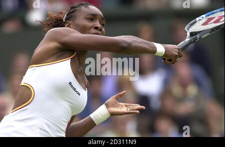 KEINE KOMMERZIELLE NUTZUNG: Venus Williams von Amerika im Einsatz gegen die Schweizer Martina Hingis während der Lawn Tennis Championships in Wimbledon. Stockfoto