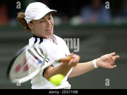 KEINE KOMMERZIELLE NUTZUNG: Die Schweizer Martina Hingis im Einsatz gegen Venus Williams von Amerika während der Lawn Tennis Championships in Wimbledon. Stockfoto