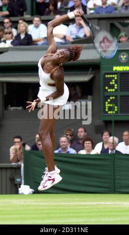 KEINE KOMMERZIELLE NUTZUNG: Venus Williams von Amerika im Einsatz gegen die Schweizer Martina Hingis während der Lawn Tennis Championships in Wimbledon Stockfoto