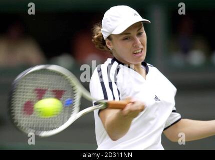 KEINE KOMMERZIELLE NUTZUNG: Die Schweizer Martina Hingis im Einsatz gegen Venus Williams von Amerika während der Lawn Tennis Championships in Wimbledon heute. Stockfoto