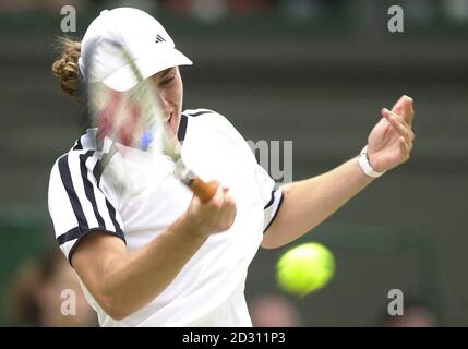 KEINE KOMMERZIELLE NUTZUNG: Die Schweizer Martina Hingis im Einsatz gegen Venus Williams von Amerika während der Lawn Tennis Championships in Wimbledon. Stockfoto