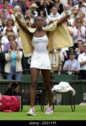 Venus Williams von Amerika feiert ihren Sieg 6/3 4/6 6/4 über die Schweizer Martina Hingis während der Lawn Tennis Championships 2000 in Wimbledon in London. Stockfoto