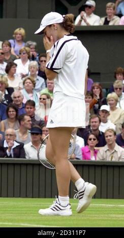 KEINE KOMMERZIELLE NUTZUNG: Martina Hingis aus der Schweiz sieht in ihrem Spiel gegen Venus Williams of America in Wimbledon 2000 niedergeschlagen aus. Williams besiegte Hingis 6/3 4/6 6/4 . Stockfoto