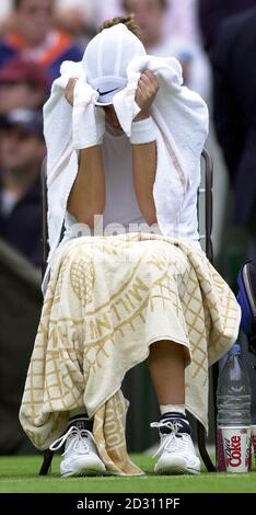 KEINE KOMMERZIELLE NUTZUNG: Die Amerikanerin Monica Seles macht während ihres Spiels gegen ihren amerikanischen Landsmann Lindsay Davenport bei den Lawn Tennis Championships 2000 in Wimbledon eine Pause. Stockfoto