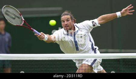 KEINE KOMMERZIELLE NUTZUNG: Australiens Pat Rafter im Einsatz gegen Alexander Popp aus Deutschland während der Lawn Tennis Championships 2000 in Wimbledon in London. Stockfoto