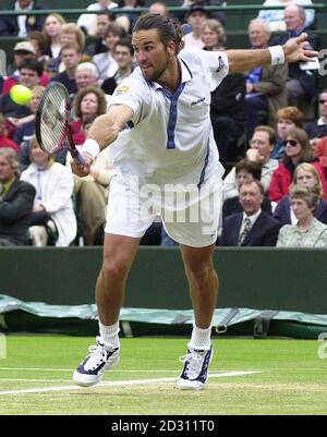 Der Australier Pat Rafter im Einsatz gegen Alexander Popp aus Deutschland während der Lawn Tennis Championships 2000 in Wimbledon in London. Stockfoto