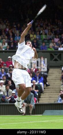 KEINE KOMMERZIELLE NUTZUNG: Amerikas Pete Sampras im Einsatz gegen seinen amerikanischen Kollegen Jan-Michael Gambill während der Lawn Tennis Championships in Wimbledon Stockfoto