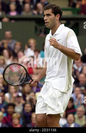 KEINE KOMMERZIELLE NUTZUNG: Amerikas Pete Sampras feiert 6/4 6/7 6/4 6/4 seinen Sieg über den amerikanischen Kollegen Jan-Michael Gambill in Wimbledon. Stockfoto