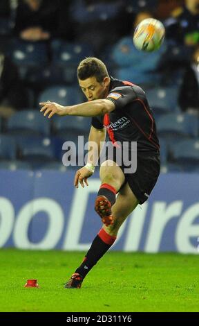 Der Edinburgher Greig Laidlaw legt beim RaboDirect PRO12-Spiel in Murrayfield, Edinburgh, die Siegpunkte fest. Stockfoto