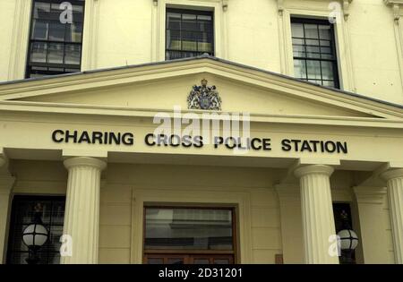Charing Cross Polizeistation in London, wo Premierminister Tony Blairs Sohn Euan nach einer Nacht verhaftet wurde. Die Radioproduzentin Julie MacDonald sagte, sie habe die 16-jährige Euan Blair auf dem Londoner Leicester Square "draußen kalt auf dem Straßenbelag" liegen sehen. * MacDonald, 23, sagte, dass sie vom Kino in Richtung Leicester Square U-Bahnstation gegen 23 Uhr nach Hause ging, als sie Polizei- und Krankenwagenpersonal sah, das einen Teenager umgab, der auf dem Boden lag. Stockfoto