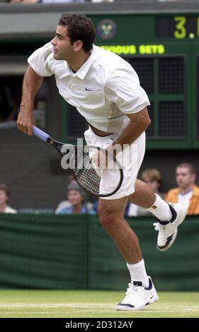 KEINE KOMMERZIELLE NUTZUNG : American Pete Sampras in Aktion gegen Pat Rafter aus Australien während der Männer Singles Finale in Wimbledon. Stockfoto