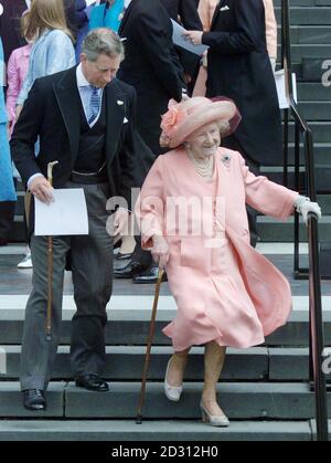 Der Prinz von Wales und seine Großmutter, Königin Eizabeth die Königin Mutter, verlässt St. Paul's Cathedral in London nach einem Dankgottesdienst vor ihrem 100. Geburtstag. Stockfoto