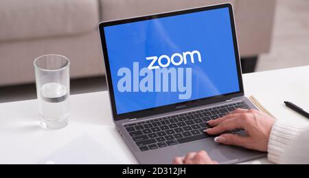 Laptop mit Zoom Cloud Meetings App-Logo Stockfoto