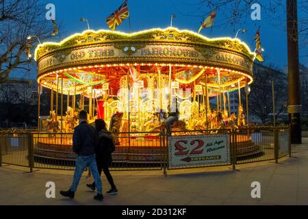 Ein Karussell am frühen Abend wartet auf Reiter am Südufer der Themse. 12. März 2014. Foto: Neil Turner Stockfoto