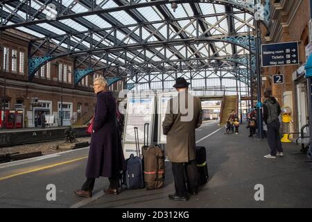 Ein älteres Paar wartet mit ihrem Gepäck auf den Zug um 08:57 Uhr nach Waterloo am Bournemouth Bahnhof. 12. März 2014. Foto: Neil Turner Stockfoto