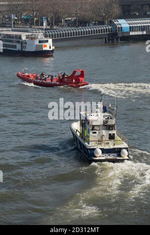 Die Metropolitan Police Launch dreht sich um einen besseren Blick auf ein Touristenboot auf der Themse in der Nähe des Festival Pier. 12. März 2014. Foto: Neil Turner Stockfoto