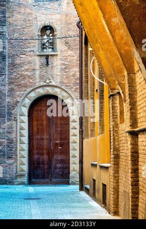 Vicolo del Purgatorio von der Via Guglielmo Oberdan aus gesehen, Bologna, Italien Stockfoto