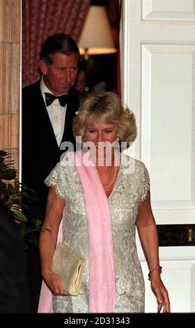 Der Prinz von Wales und seine langjährige Partnerin Camilla Parker Bowles verlassen Harry's Bar im Londoner Piccadilly. Stockfoto