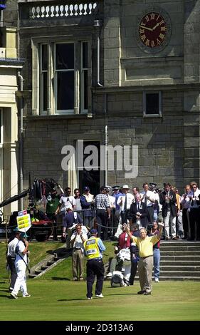 Der US-Veteran Jack Nicklaus (rechts) verabschiedet sich vom 18. Green, nachdem er sein Finale Open am zweiten Tag der Open Golf Championships 2000 in St. Andrews, Schottland, beendet hat. Stockfoto