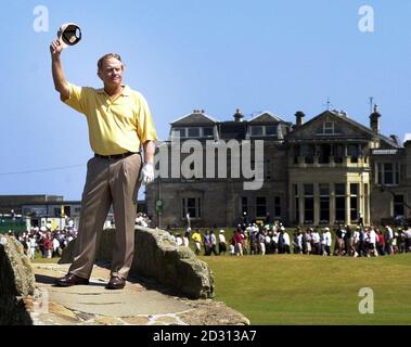 Der Veteran des amerikanischen Golfers Jack Nicklaus legt seine Mütze von der Brücke auf dem 18. Fairway an die Menge ab, als er sich am zweiten Tag der Open Golf Championships 2000 in St. Andrews, Schottland, auf den Abschluss seiner letzten Open vorbereitet. Stockfoto