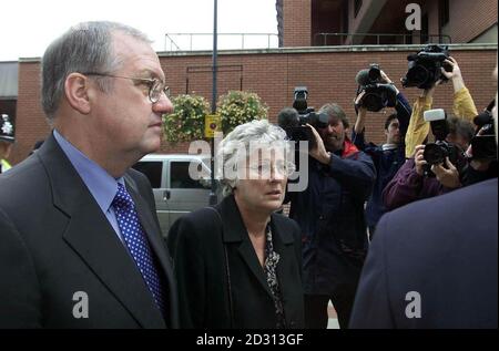 Der ehemalige Chief Superintendent David Duckenfield mit seiner Frau Ann am Leeds Crown Court, wo eine Jury noch immer Urteile über Anklagen prüft, denen er im Zusammenhang mit der Hillsborough-Katastrophe in Sheffield gegenübersteht, wo 96 Fans zu Tode gequetscht wurden. Stockfoto