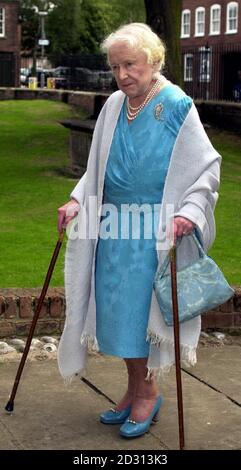 Queen Elizabeth die Queen Mother kommt zu einem Wohltätigkeitskonzert in der St. Nicholas Chapel, Kings Lynn. Stockfoto