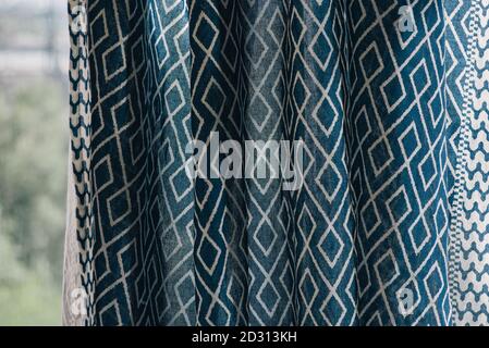 Material textiler Hintergrund. Blauer Stoff in Diamanten. Nahaufnahme der weißen blauen rautenförmigen Textilstruktur Stockfoto